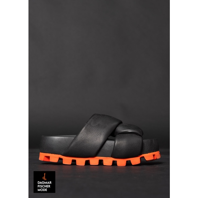 Sandale mit weichen Riemen von LOFINA in Gasoline nero / spritz aperol