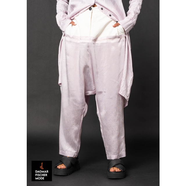 Two-tone trousers by RUNDHOLZ in enzian 10% & rose 10%