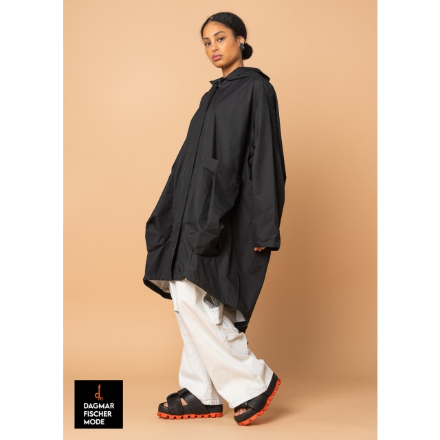 Regenfester Oversize Mantel von RUNDHOLZ in black