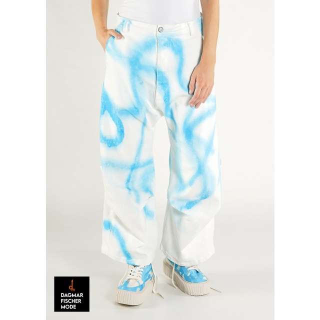 Hand-sprayed jeans by RUNDHOLZ in graffiti