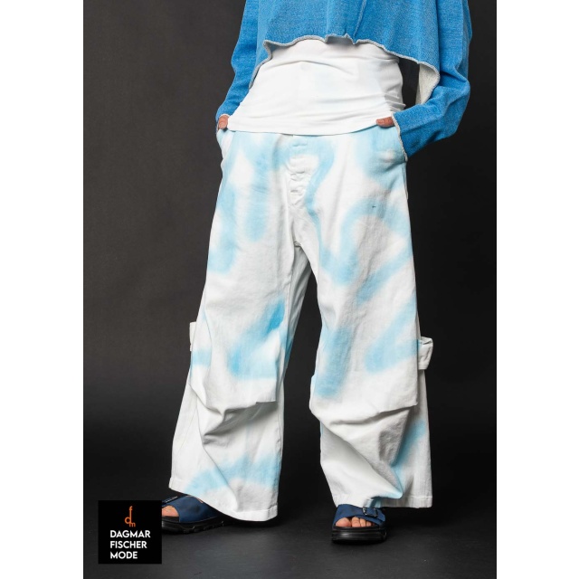 Hand-sprayed jeans by RUNDHOLZ in graffiti