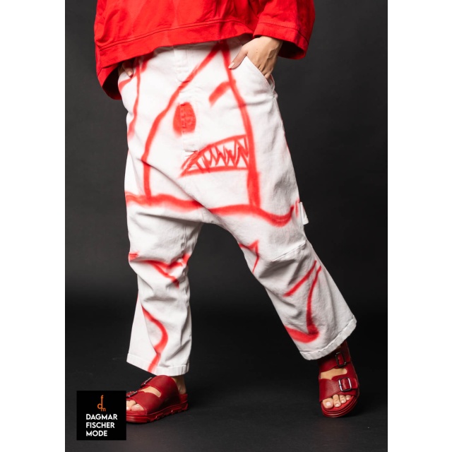 Hand-sprayed deep crotch jeans by RUNDHOLZ in graffiti ketchup