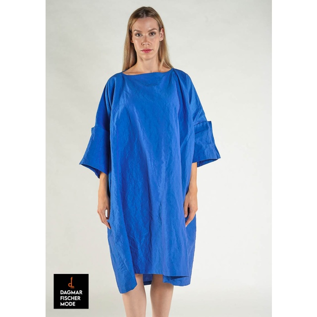 Knielanges Kleid von RUNDHOLZ in Farben der Saison