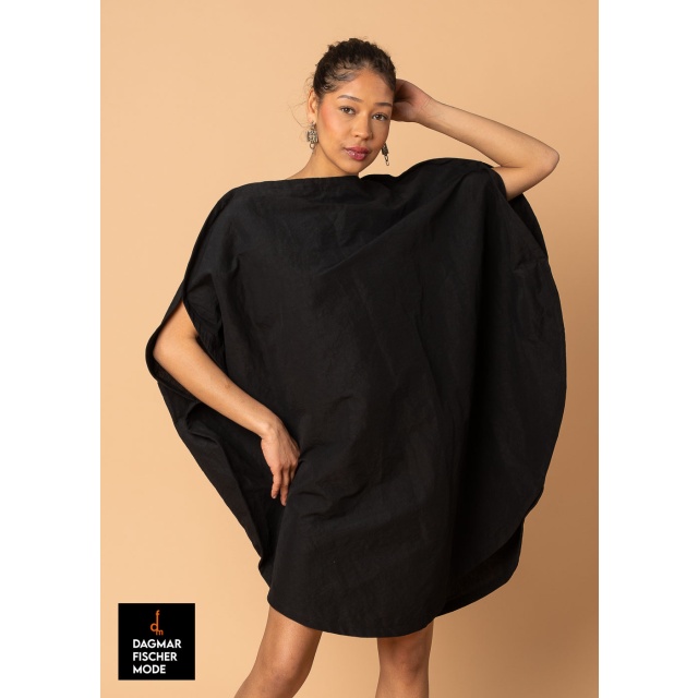 Extravagant dress in the shape of a circle by RUNDHOLZ