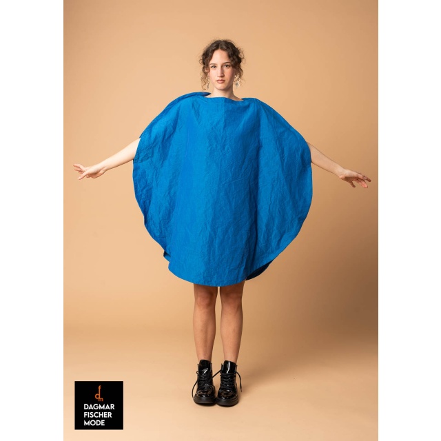 Extravagant dress in the shape of a circle by RUNDHOLZ
