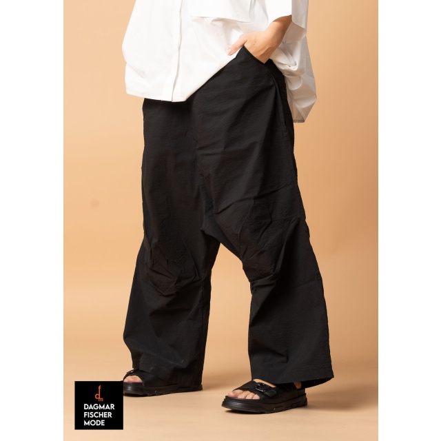 Highly elastic low crotch trousers by RUNDHOLZ in black & electric