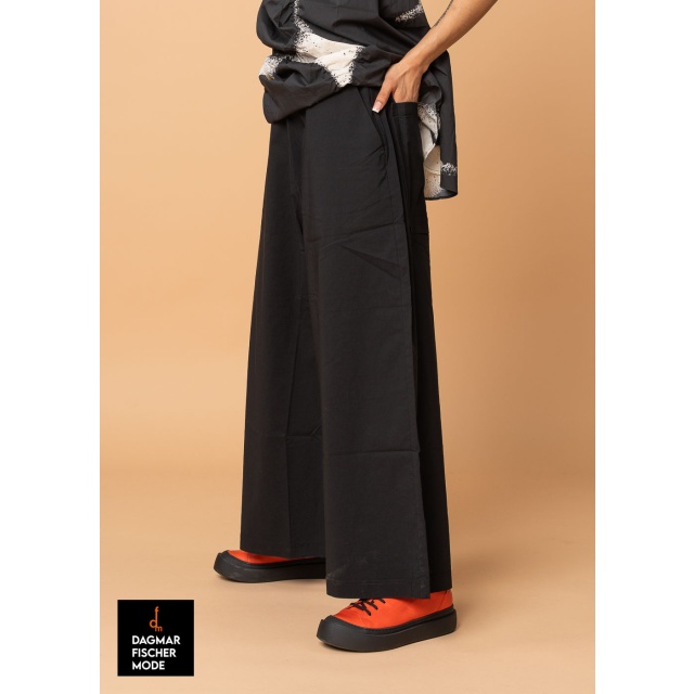 Elastic, wide trousers by RUNDHOLZ in black
