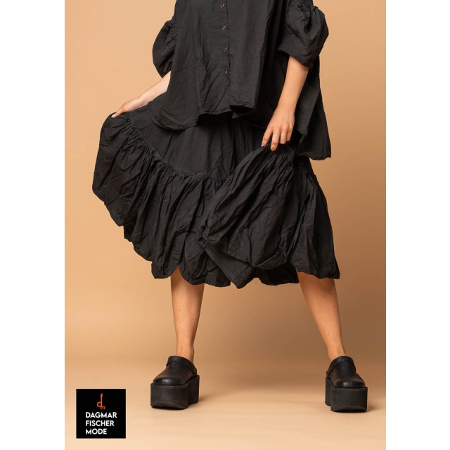 Bauschiger, kurzer Rock von RUNDHOLZ DIP in black gloss