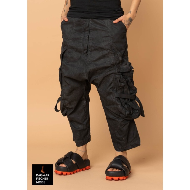 Weite Tiefschritthose von RUNDHOLZ DIP in black gloss