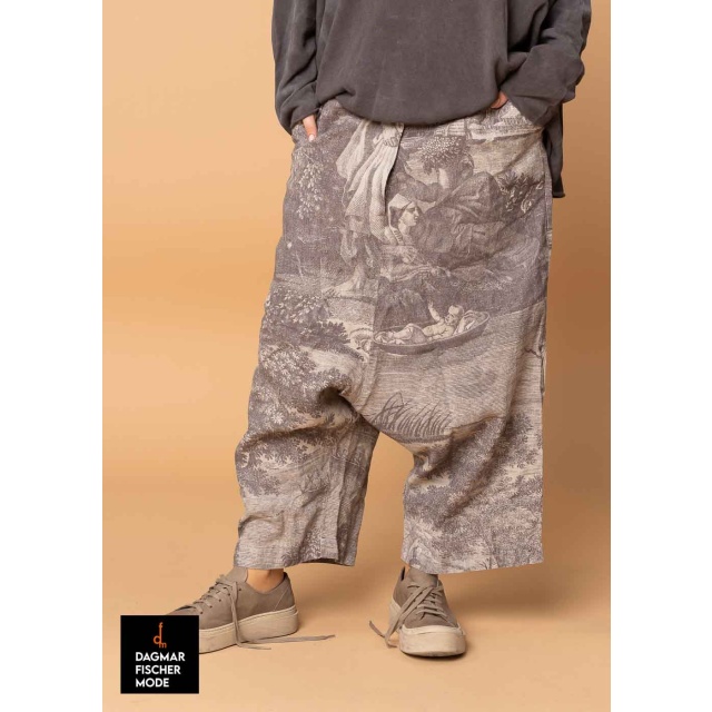 Tiefschritthose von RUNDHOLZ DIP mit historischem Print in Allover Print