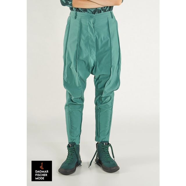 Schmale Tiefschritthose von RUNDHOLZ BLACK LABEL in black & tree