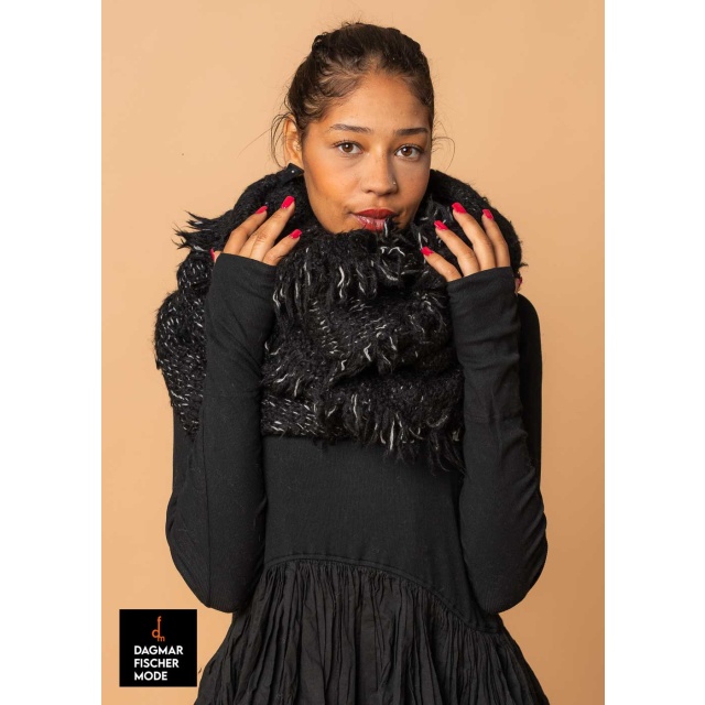 Großzügiger Loop aus Alpakawolle von RUNDHOLZ in bone melange