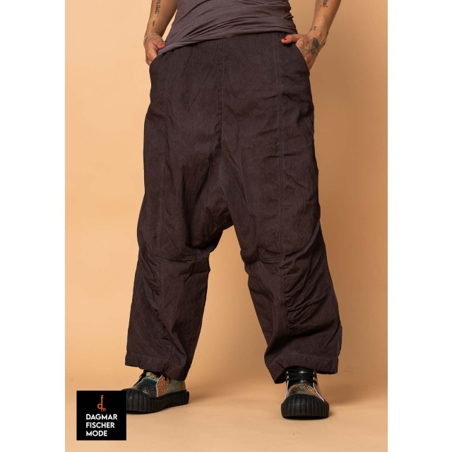 Elastische Hose mit Raffung von RUNDHOLZ DIP in pine cloud, crab cloud & flamingo cloud