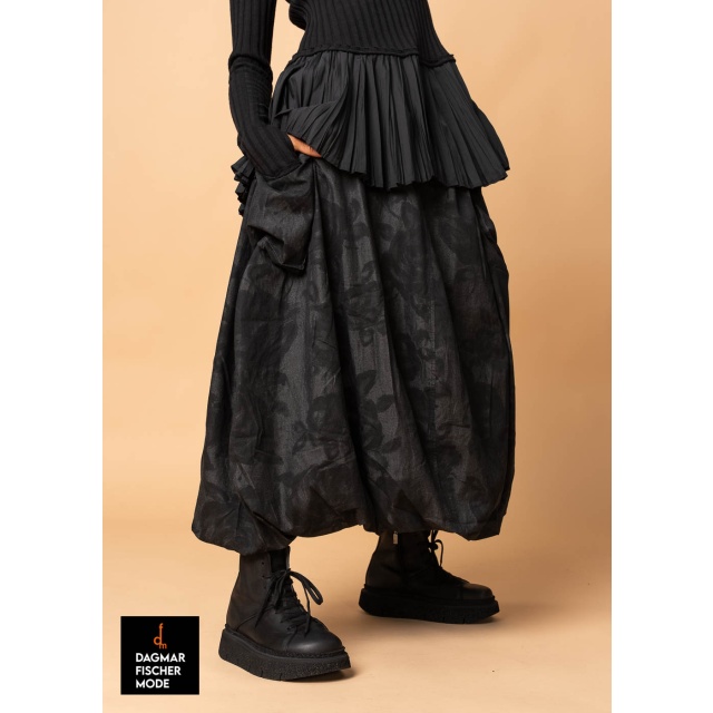 Rock mit floralem Print von KEDZIOREK in black