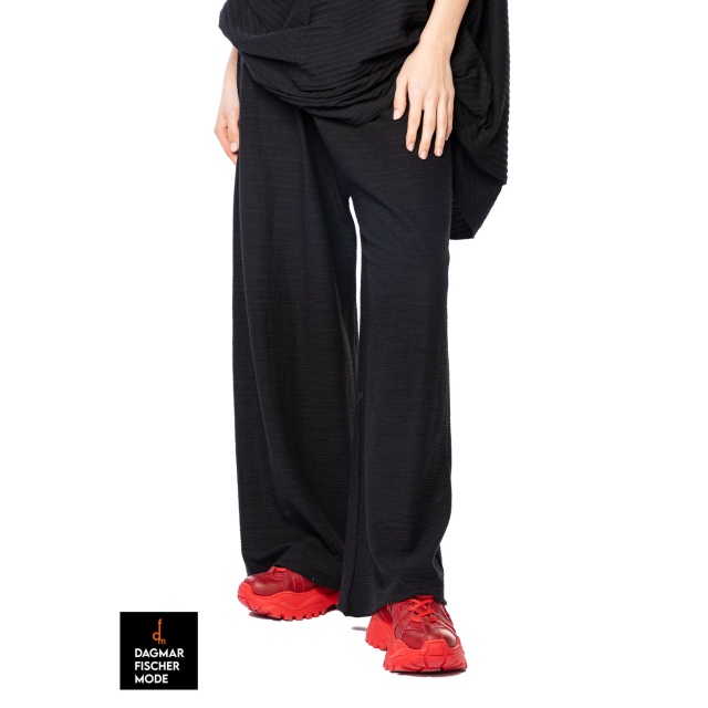 Hose mit weitem Bein von KnitKnit in nero