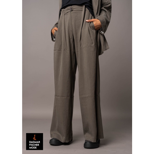 Weite Canvas-Hose von LURDES BERGADA in black und moss