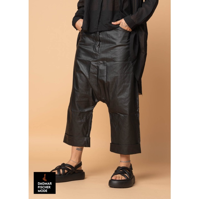 Hose LUMMO von studiob3 in black coated & white coated