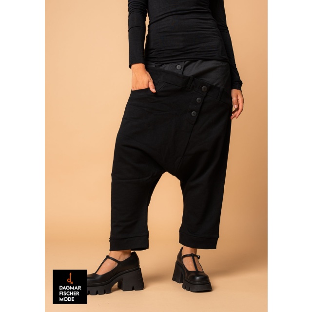 Eye-catching HENDRY trousers by studiob3 in black