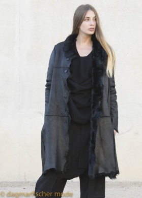 Noble coat made of Chekiang lambskin by RUNDHOLZ in black