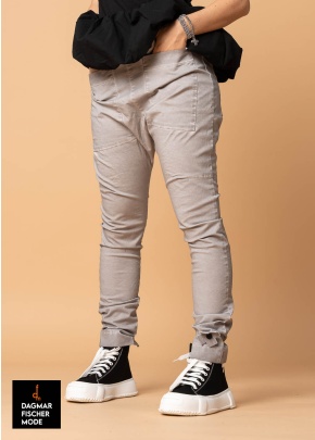 Elastische Tiefschritthose POCKET PANT von PLÜ in cement