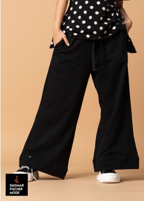 Sweatpants PLÜ PANT by PLÜ in black