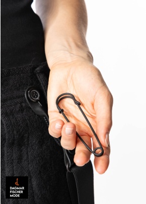 Große Sicherheitsnadel von RUNDHOLZ BLACK LABEL in black