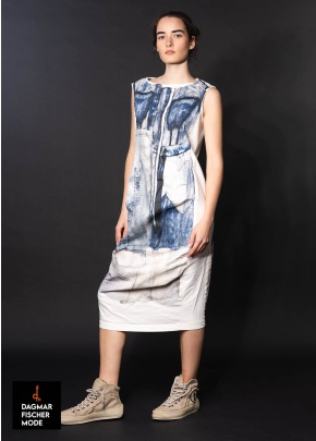 Tailliertes Kleid mit auffallendem Print von RUNDHOLZ DIP in denim print