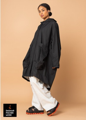 Regenfester Oversize Mantel von RUNDHOLZ in black