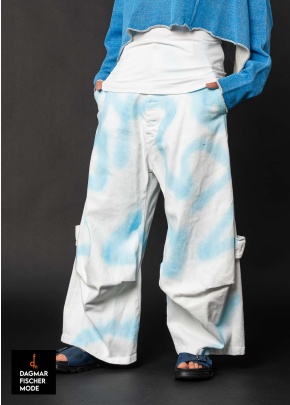 Hand-sprayed jeans by RUNDHOLZ in graffiti