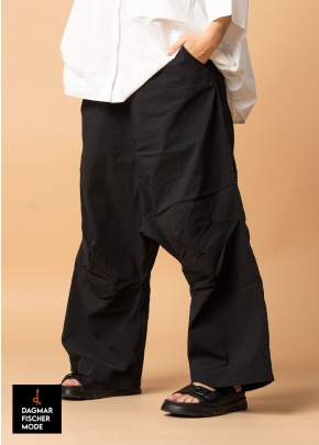 Highly elastic low crotch trousers by RUNDHOLZ in black & electric