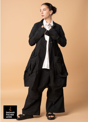 Hochelastischer Mantel von RUNDHOLZ in black & electric