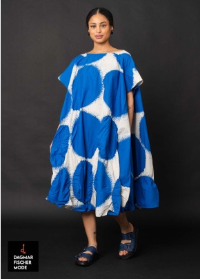 Oversize Kleid mit Punkten von RUNDHOLZ in black print & electric print