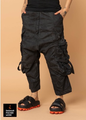 Weite Tiefschritthose von RUNDHOLZ DIP in black gloss