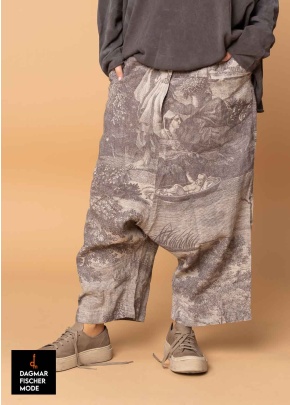 Tiefschritthose von RUNDHOLZ DIP mit historischem Print in Allover Print