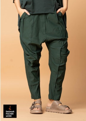 Schmale Tiefschritthose von RUNDHOLZ BLACK LABEL in black & tree