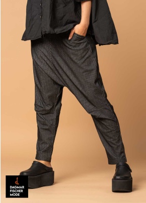 Legere Nadelstreifen Tiefschritthose von RUNDHOLZ BLACK LABEL in black stripe & tree stripe