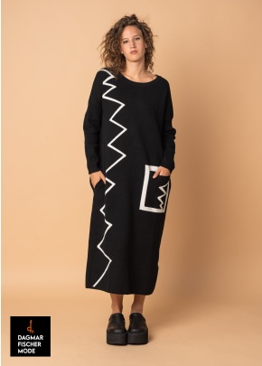 Strickkleid von ELSEWHERE in zeitlosem Schwarz-Weiß-Design