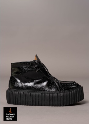 Extravagant shoes by RUNDHOLZ in black 