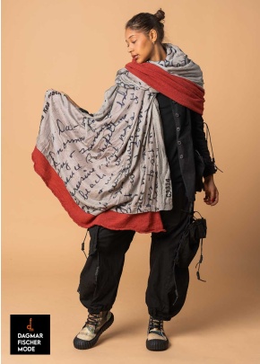 Kuscheliger Schal von RUNDHOLZ DIP in drei saisonalen Farben