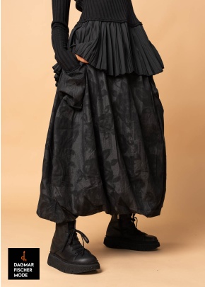 Rock mit floralem Print von KEDZIOREK in black