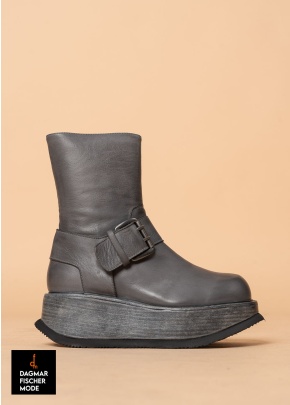 Plateauboots mit breiter Schnalle von LOFINA in Gasoline inky blue