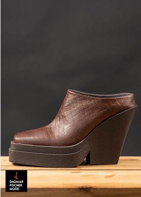 Ausgefallener Schlupfschuh von LOFINA in chocolate in Größe 37