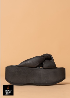 Wsuwane sandały z wysoką podeszwą marki SORT AAHUS w kolorze Gasoline nero / nero