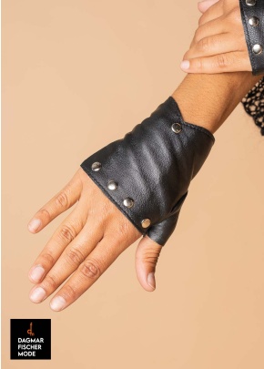 Lederstulpen von KHEI in black