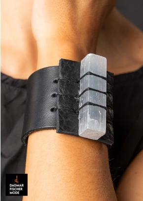 Armmanschette aus Leder mit Halbedelstein von Mya Lambrecht