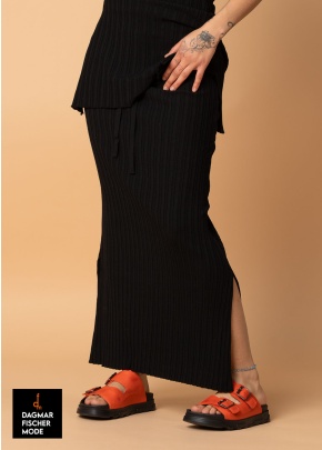 Narrow knitted skirt by KHEI in black