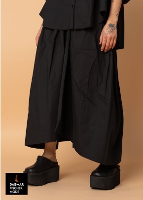 Schmeichelnder Glockenrock  von KHEI in black