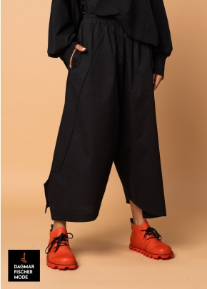 Weite Tiefschritthose von KHEI in black