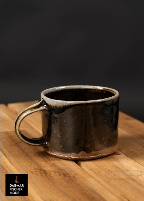 Handled cup from the Sälzer wood-fired kiln by Annette Pfister