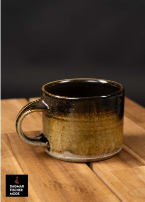Handled cup from the Sälzer wood-fired kiln by Annette Pfister